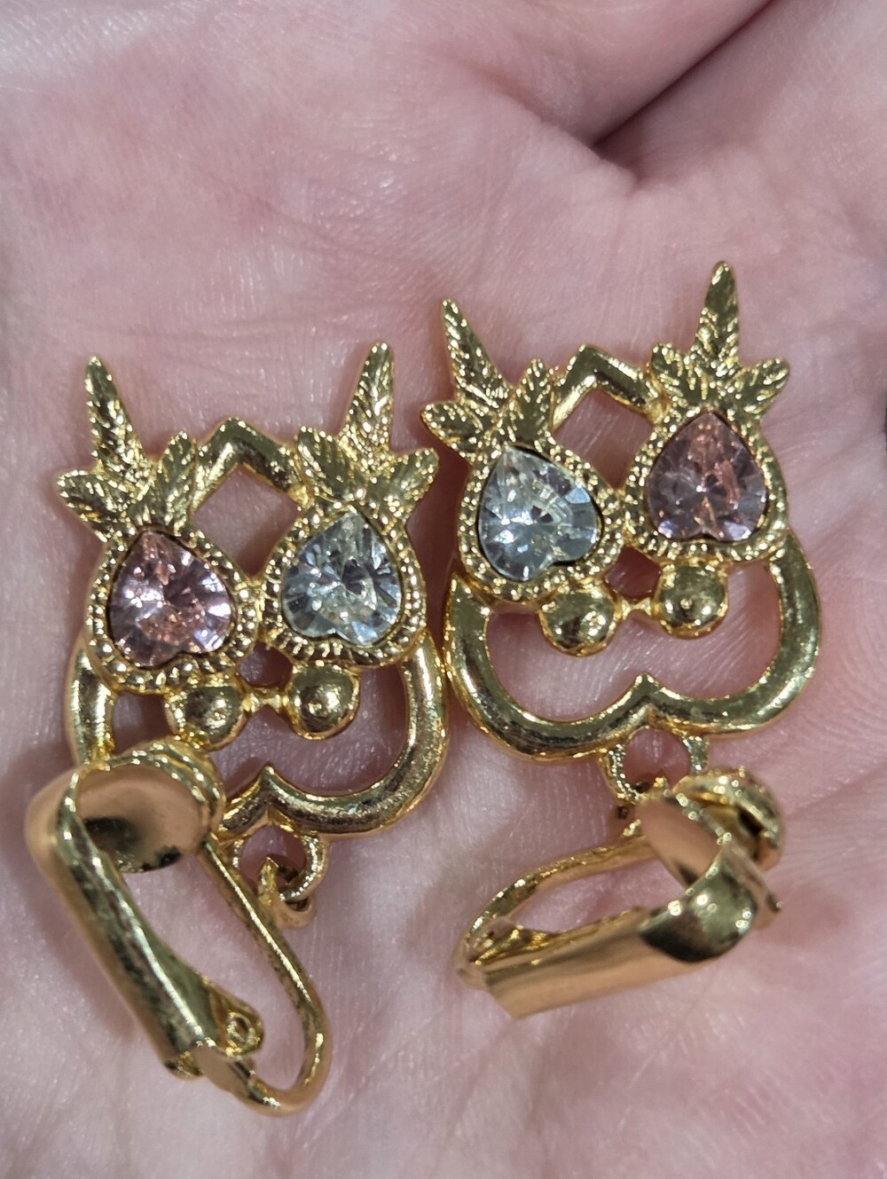 Gold tone avon vintage love birds clip on earrings